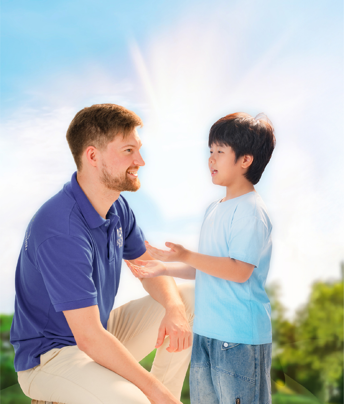 Nhóm trẻ và giáo viên trong không gian ngoài trời dưới bầu trời sáng.